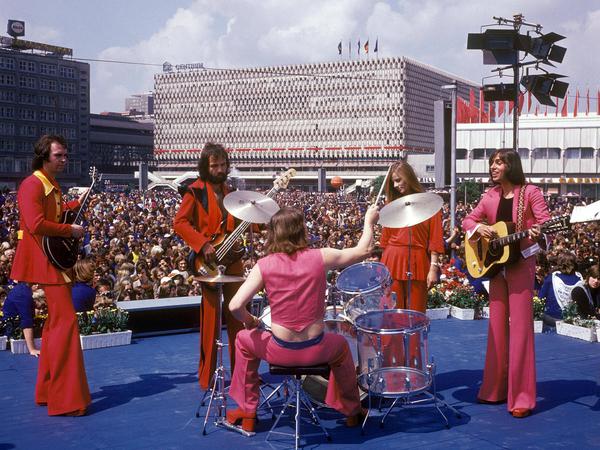 1973 herrschte anlässlich der Weltfestspiele der Jugend und Studenten in Ostberlin der Ausnahmezustand. Von über 90 Bühnen ertönte Musik. Auf dem Alexanderplatz spielte beispielsweise die DDR-Band WIR. Rund acht Millionen Menschen aus 140 Ländern kamen bei der neuntägigen Veranstaltung zusammen. 