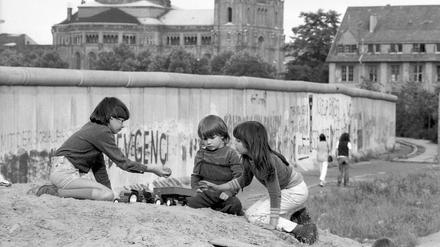 Als die Stadt noch geteilt war: Spielende Kinder vor der Mauer in Kreuzberg. 