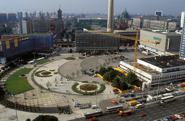 Aus der Vogelperspektive zeigt das Foto von 1995 das Grün am Rande des Alexanderplatzes. Blumen und Bäumen schmückten die Mitte Berlins.