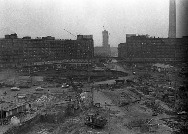 Kurz nach dem Baubeginn des Fernsehturms wurde der Alexanderplatz umgestaltet. 1966 erklärt die Stadtverordnetenversammlung Berlins den Wiederaufbau des Alexanderplatzes zum politischen „Schwerpunkt Nummer eins“. Das Foto stammt aus dem Oktober 1969. 