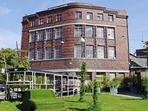 Der Atelierstandort Flutgraben ist im letzten Grenzhaus der ehemaligen DDR in Berlin-Treptow untergebracht.  