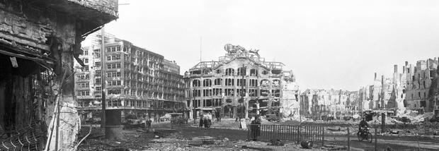 Nach der Schlacht um Berlin 1945 lag auch der Alexanderplatz in Trümmern. Ein paar Jahre nach dem Krieg wurde Berlin in Ost und West geteilt. 