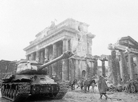 Kriegsende am Brandenburger Tor. Die letzte große Schlacht des Zweiten Weltkrieges endete am 2. Mai mit der Besetzung der Reichshauptstadt Berlin durch die Rote Armee.