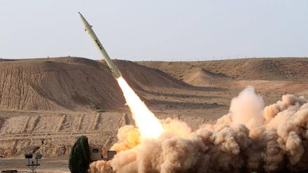 Eine Rakete vom Typ Fateh-110 wird bei einem iranischen Raketentest 2010 abgefeuert. (Archivbild) 