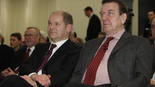 Bundeskanzler Olaf Scholz (l.) und Altkanzler Gerhard Schröder
