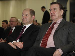 Bundeskanzler Olaf Scholz (l.) und Altkanzler Gerhard Schröder