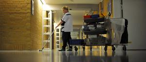 Da ist das Geld hart erarbeitet: eine Reinigungskraft in einem Berliner Krankenhaus.