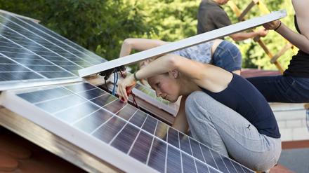 Auf vielen Schulen liefern Solaranlagen grünen Strom, doch Schüler und Lehrer kennen die Daten oft nicht. 