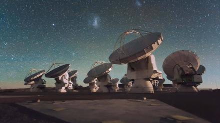 Insgesamt 66 Teleskope bilden sammeln hier in der Atacama-Wüste in Chile Daten aus den Tiefen des Universums. Sie werden ausgewertet, um etwa zu verstehen, wie Planeten entstehen.