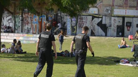 Polizei bei einer Razzia gegen Drogendealer im Görlitzer Park.
