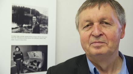 Hartmut Richter steht in der Stasi-Gedenkstätte Lindenstraße in Potsdam vor seiner eigenen Fluchtgeschichte.