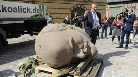 Zitadelle, 2015. Stadtrat Hanke holt den Lenin-Kopf vom Laster.