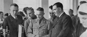 Alfred Meyer, NSDAP-Gauleiter (Mitte, in Uniform), besucht 1937 ein Oetker-Werk.
