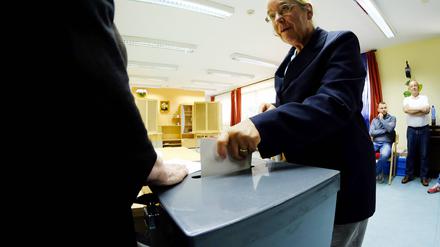 2016: Eine Wählerin wirft die Stimmzettel in einem Wahllokal in Berlin-Weißensee in der Wahlurne.