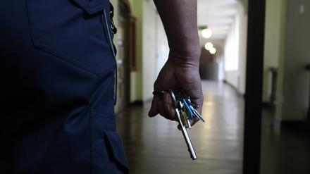 Eine Hand hält ein Schlüsselbund in einer Haftanstalt (Symbolbild).
