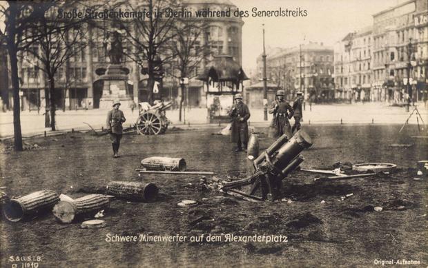 Im März 1919 tobten am Alexanderplatz Straßenkämpfe. Anhänger der KPD weiteten einen Generalstreik zu einem bewaffneten Aufstand aus. Ziel war der Sturz der Reichsregierung. Auch Minenwerfer wurden eingesetzt. 