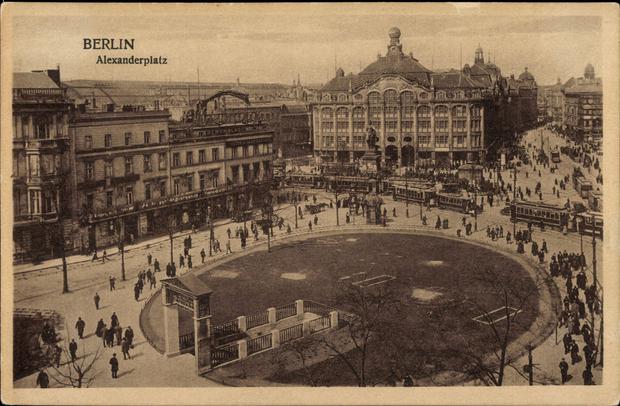 Rund um den Alexanderplatz schon früh viele Geschäfte angesiedelt. Der Platz lud zum Flanieren ein.