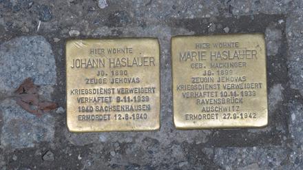 Zwei Stolpersteine in Salzburg erinnern an Personen, die im dritten Reich Mitglieder der Zeugen Jehovas waren und deshalb den Kriegsdienst verweigerten und die wegen ihrer Überzeugung in einem der damaligen deutschen Konzentrationslager landeten. 