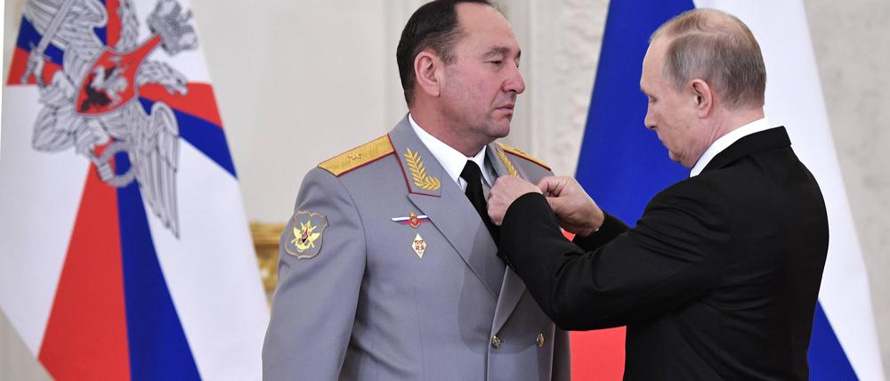Russlands Präsident Wladimir Putin verleiht Gennadi Zhidko eine Auszeichnung.