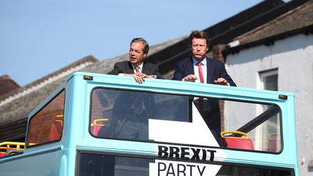 European Parliament election (left) Brexit Party leader Nigel Farage and Richard Tice arrive to Pontefract, West Yorkshire, in the Brexit bus while on the European Election campaign trail. Picture dated: Monday May 13, 2019. Photo credit should read: Isabel Infantes / EMPICS Entertainment. PUBLICATIONxINxGERxSUIxAUTxONLY Copyright: xIsabelxInfantesx 42845625  