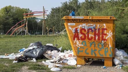 Müll liegt verstreut im Berliner Mauerpark.