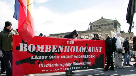 Neonazi-Demonstration in Dresden im Februar 2005: Geschichtsrevisionismus und Holocaustverharmlosung. 