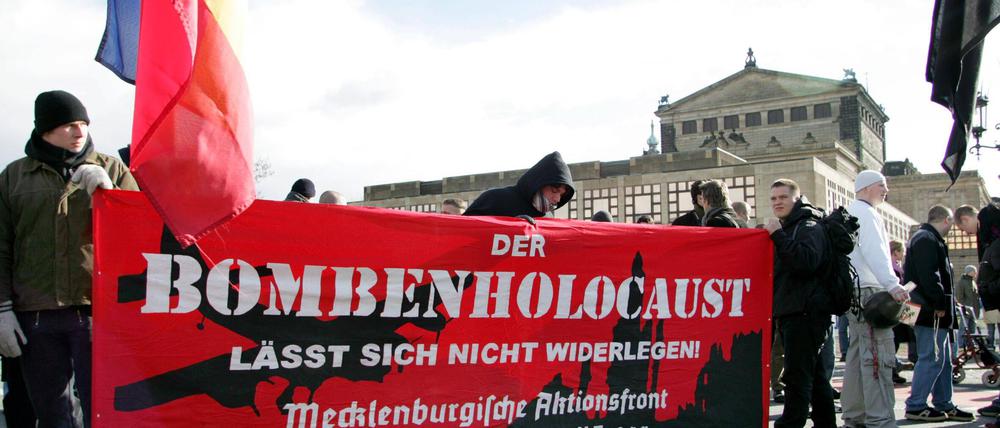 Neonazi-Demonstration in Dresden im Februar 2005: Geschichtsrevisionismus und Holocaustverharmlosung. 