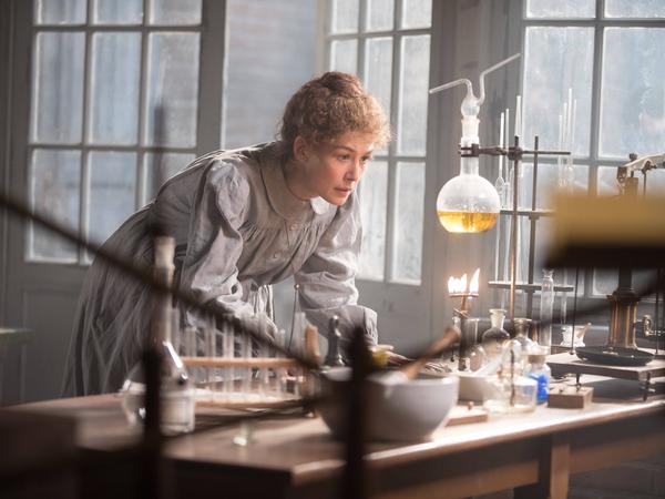 Kein gutes Vorbild? Nobelpreisträgerin Marie Sklodowska Curie in einer Szene aus dem Biopic „Elemente des Lebens“.