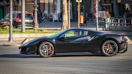 Ein schwarzer Ferrari auf dem Kurfürstendamm.