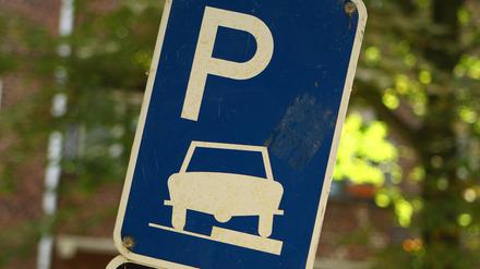 Parken auf Gehwegen und Behindertenparkplatz. (Symbolbild)
