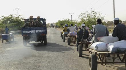 Bewaffnete Polizeipatrouille in Burkina Faso (Archivbild)