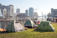 März 2021. Ein Zelt und wenige Habseligkeiten im Einkaufswagen. So campieren Obdachlose in der Nähe der Schillingbrücke.
