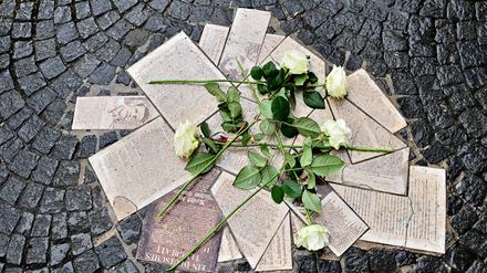 Am Bodendenkmal vor dem Haupteingang der LMU in München wird der Widerstandsgruppe um Sophie Scholl gedacht (Archivbild).