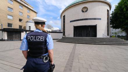  Eine Polizistin bewacht eine Synagoge in Düsseldorf.