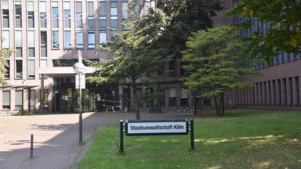 Der Staatsanwaltschaft Köln wurde Verzögerung bei der Herausgabe der Unterlagen vorgeworfen.
