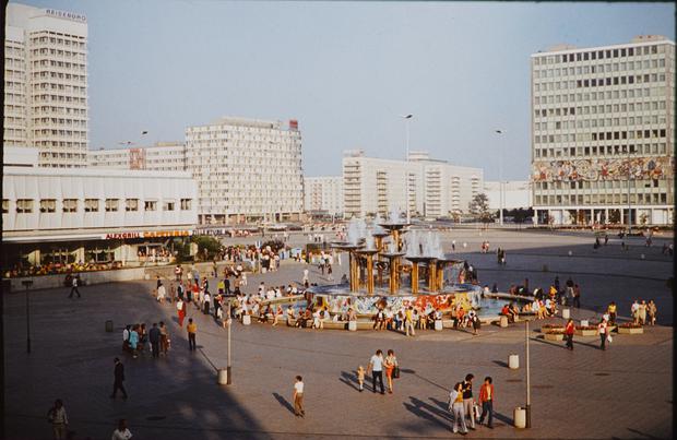 Schon zu DDR-Zeiten war Beton großzügig im Einsatz. So auch am Alexanderplatz. Wie sehr ein wenig Grün fehlt, zeigt dieses Bild aus dem Jahr 1972.