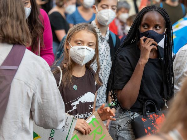 Beim Jugend-Klimagipfel in Mailand demonstriert Vanessa Nakate gemeinsam mit der Schwedin Greta Thunberg für mehr Klimaschutz.