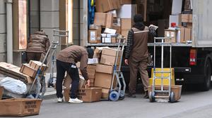 Paketzusteller von UPS bei der Arbeit.