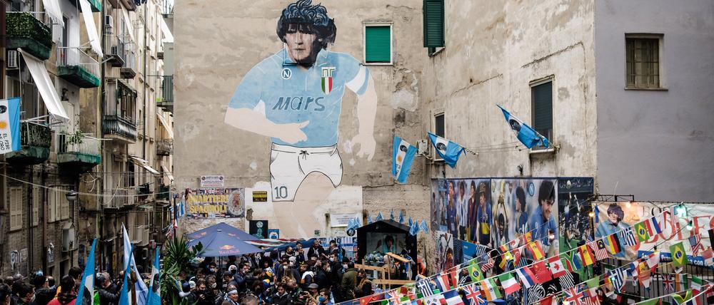 Diego Maradona verzauberte Neapel, wo dieses Bild eine Hauswand ziert.