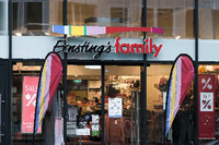 Bunte Fassade, entschlossenes Vorgehen: "Ernsting's Family" klagt gegen die Pflicht, 2G zu kontrollieren.