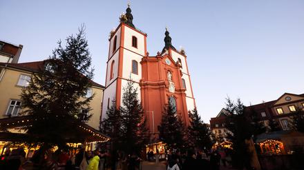  Fulda: Weihnachtsmarkt an der katholische Stadtpfarrkirche St. Blasius.