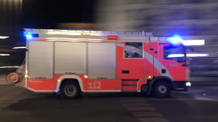 Löschwagen der Berliner Feuerwehr bei Nacht auf Einsatzfahrt. (Symbolbild)