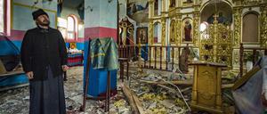 Auch Gotteshäuser werden von der russischen Armee nicht verschont. In Yasnohorodka nahe der ukrainischen Hauptstadt Kiew steht ein Priester in den Trümmern seiner Kirche.