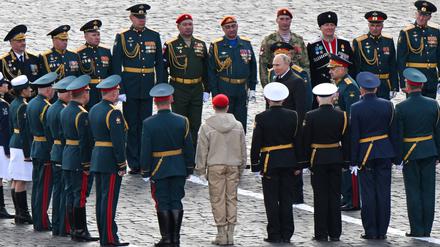 Der russische Präsident Wladimir Putin und der russische Verteidigungsminister Sergej Schoigu nach einer Militärparade anlässlich des 77. Jahrestages des Sieges über Nazi-Deutschland im Zweiten Weltkrieg. (Archiv)