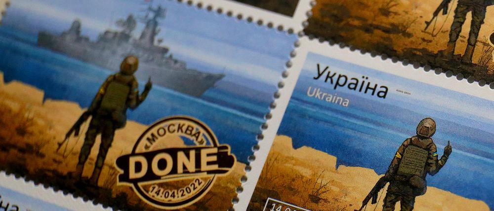 Ukrainische Briefmarke zur Erinnerung an die Versenkung des russischen Kriegsschiffs „Moskwa“