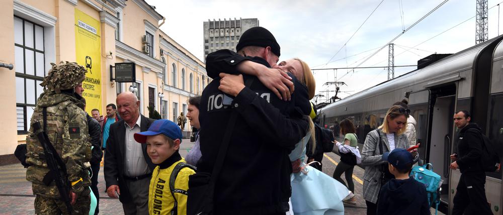 Wieder vereint: Ein Ukrainer in Uniform begrüßt am Bahnhof von Charkiw seine Freundin, die vorübergehend das Land verlassen hatte.