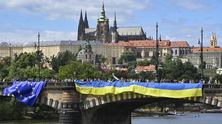 Auf einer Brücke in Prag hängt die ukrainische Flagge als Zeichen der Solidarität (Archivbild). 