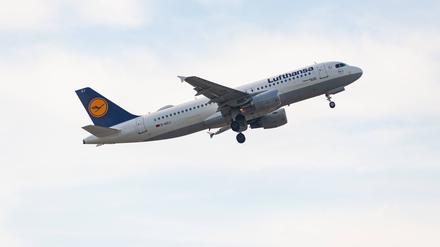 Der Umsatz der Lufthansa verdoppelte sich im Vergleich zum vergangenen Jahr nahezu auf 10,1 Milliarden Euro. 