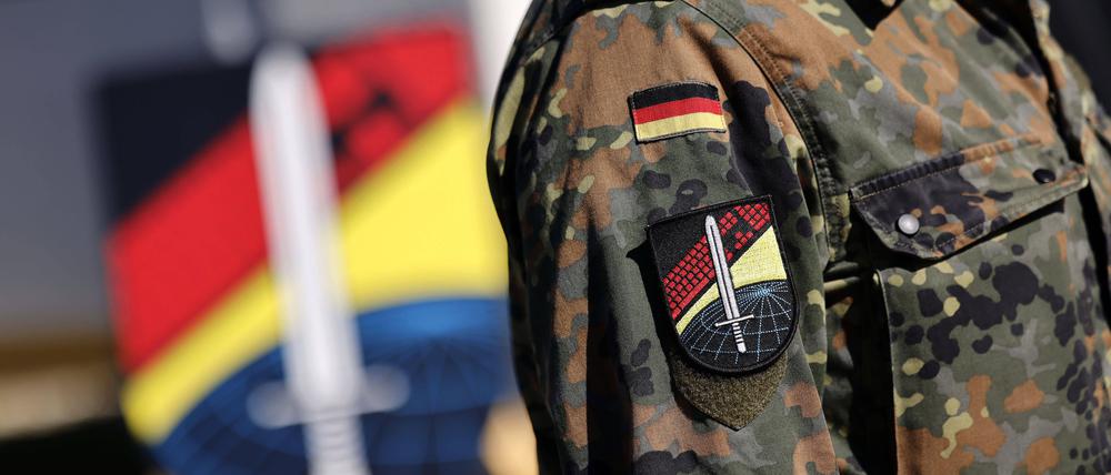 Ein Soldat trägt das Wappen des Zentrums Cyber-Operationen (ZCO) auf seiner Uniform.