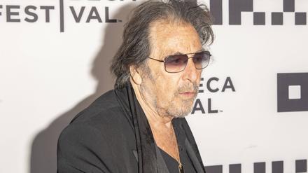 Al Pacino besucht eine Premiere während des Tribeca Festivals 2022 im United Palace Theater in New York City.